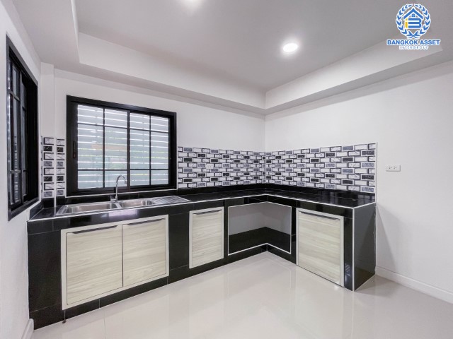 *****บ้านเดี่ยวมือสอง นนทบุรี ม.กฤษดานคร10 รัตนาธิเบศร์ เนื้อที่กว้างขวางมากถึง 71 ตร.ว. ฟังก์ชัน 4 ห้องนอน 4 ห้องน้ำ ที่จอดรถ 3 คัน บ้านสวย ตกแต่งสไตล์โมเดิร์น พร้อมเข้าอยู่ได้ทันที! โครงการตั้งบนทำเลแห่งการเดินทาง ใกล้รถไฟฟ้าสายสีม่วง "สถานีสามแยกบางใหญ่" และจุดขึ้นทางด่วน "กาญจนาภิเษก" จองด่วน!